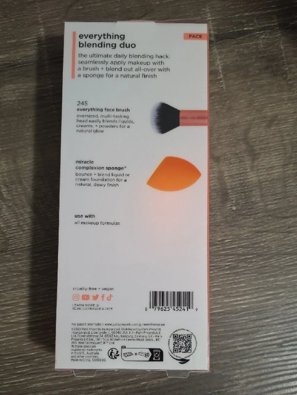 Real Techniques Rose Gold Face Brush with Orange Blending Sponge Duo